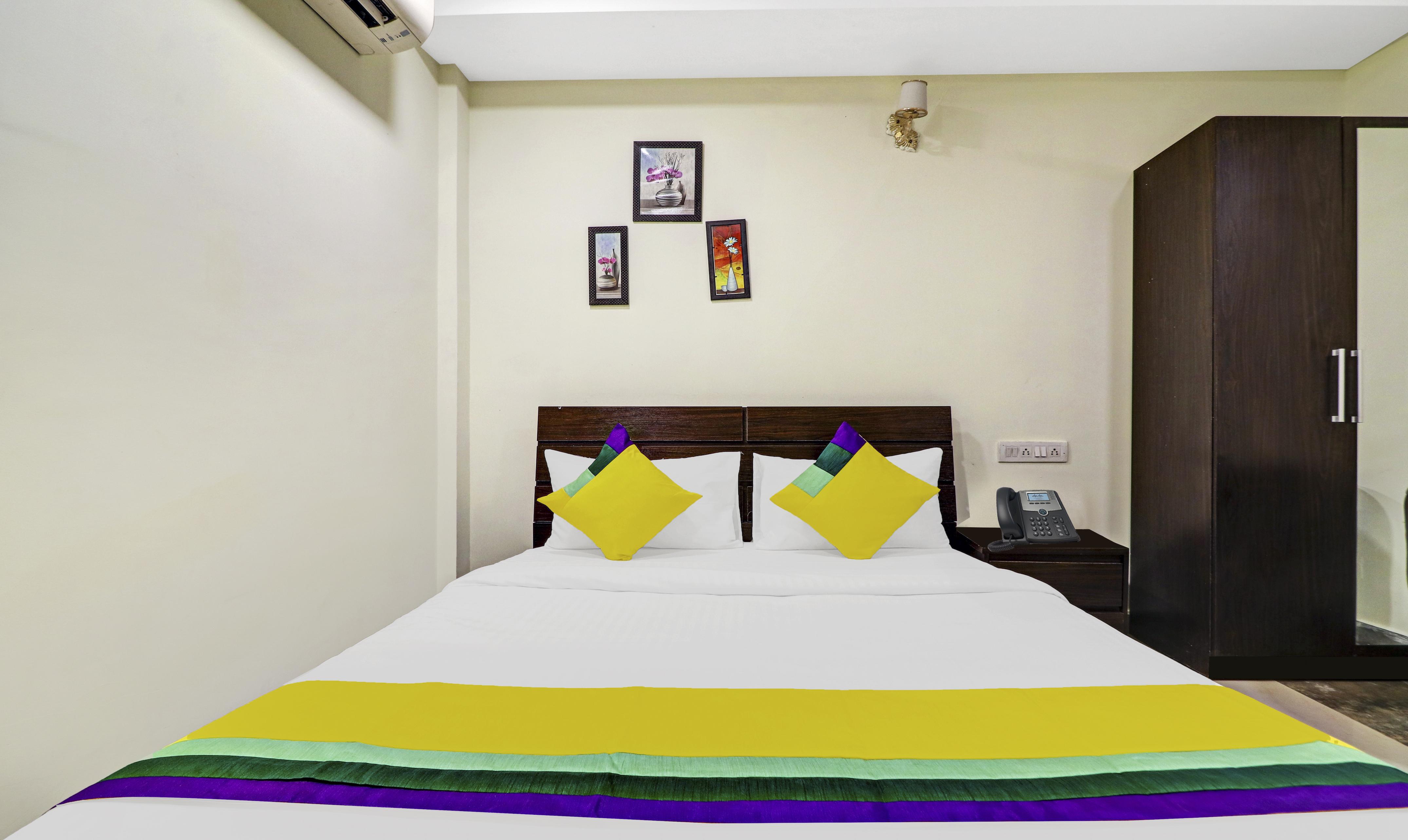 Itsy Hotels Aura Stays - Tap to explore photos