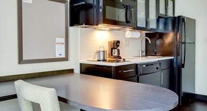 Candlewood Suites RALEIGH CRABTREE Room Type - 1 Queen Studio Suite Comm Access Tub