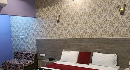 Hotel Shyam Sharnam Room Type - Deluxe room