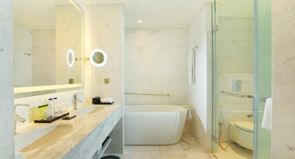 DoubleTree by Hilton Jakarta - Diponegoro Room Type - KING ONE BEDROOM SUITE