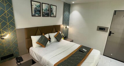HOTEL THE VIBES Room Type - Deluxe King Bed
