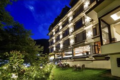 TRIBHAV Rohtang Heights ( A Mountain Resort with Rooftop Lounge & Apple Orchard Views )