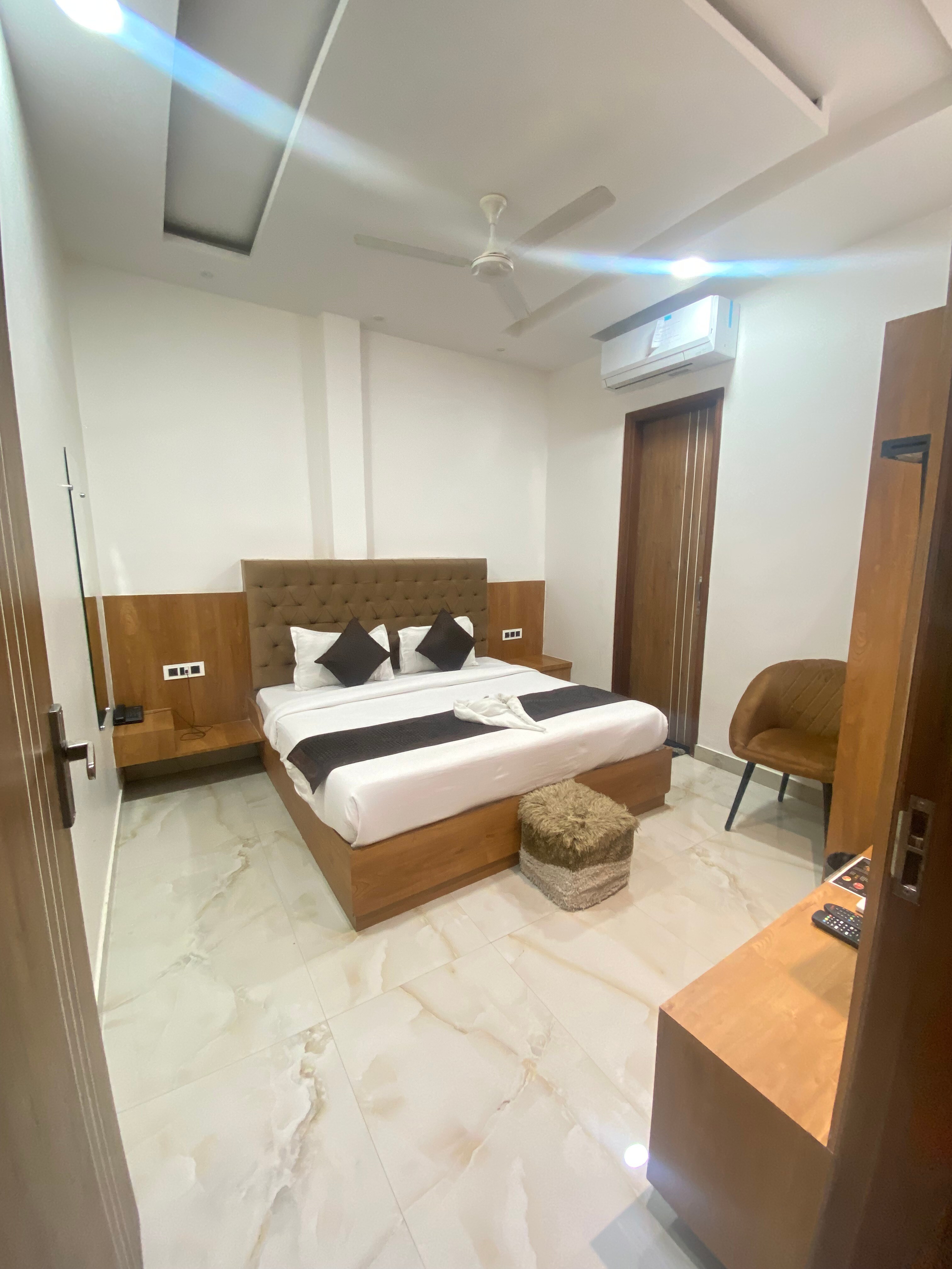 The Posh Hotel - Tap to explore photos