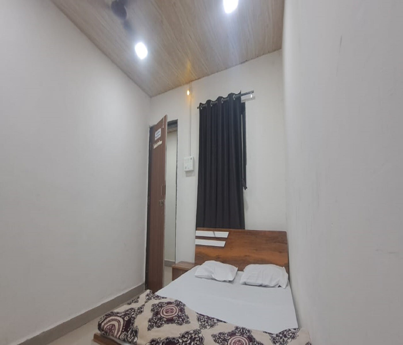 Hotel Neel Lodging - Tap to explore photos