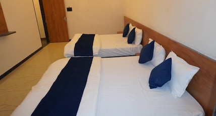 Hotel CM Palace Room Type - Family Room ( 2 Double Bed | 4 Pax ) with Balcony Hotel CM Palace Room Type - Family Room ( 2 Double Bed | 4 Pax ) with Balcony