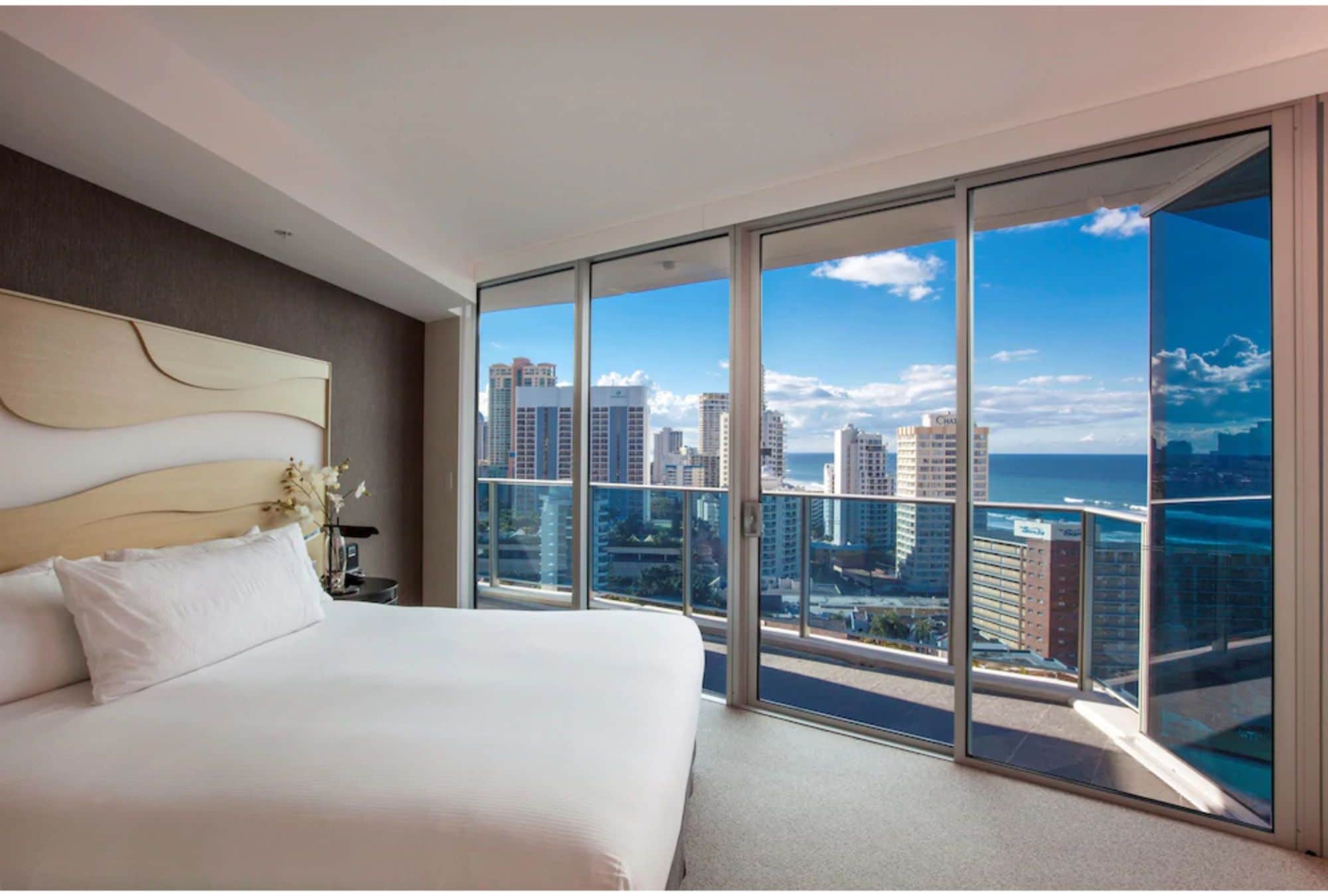Hilton Surfers Paradise Hotel & Residences - Tap to explore photos