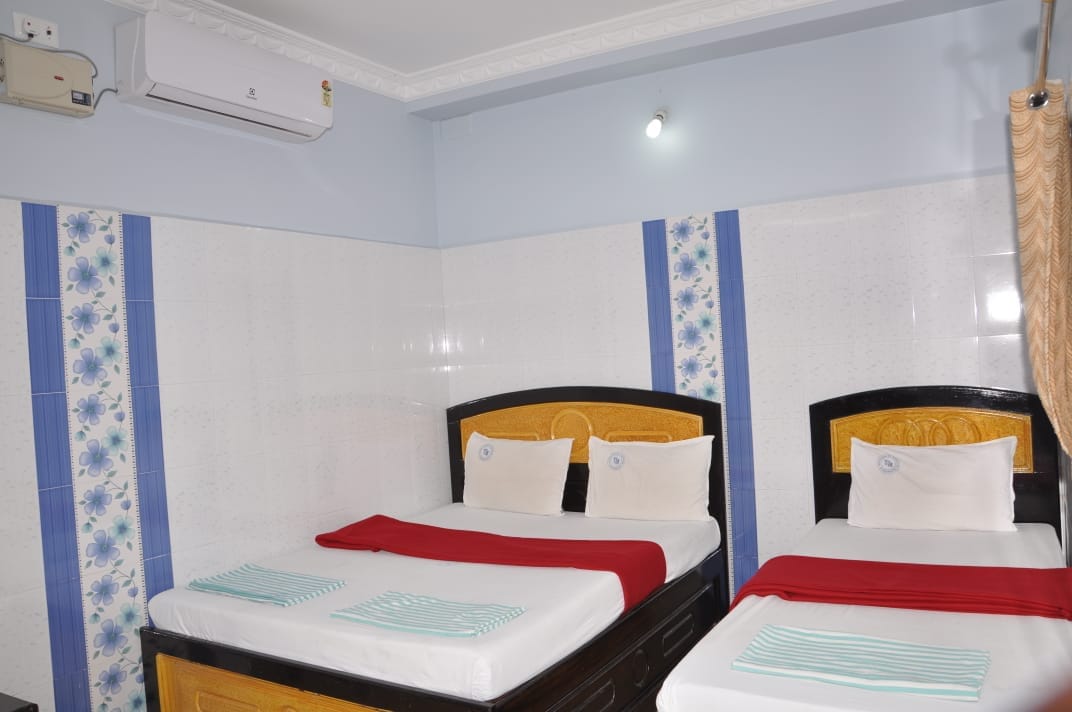 Hotel Senthil Murugan Lodge - Tap to explore photos