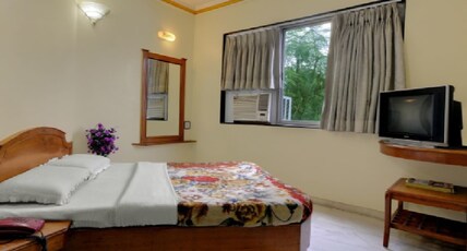 Hotel Oasis Room Type - Deluxe King Bed Room
