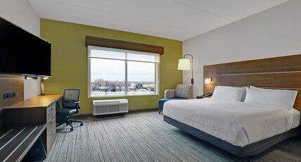 Holiday Inn Express & Suites COLLINGWOOD Room Type - 1 King Bed Suite Comm Accessible