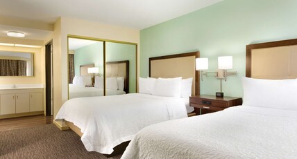 Hampton Inn & Suites by Hilton Tarpon Springs Room Type - 2 QN BD STE MICRO-FRIDGE N