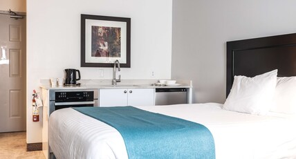 Ramada by Wyndham Surrey/Langley Room Type - Efficiency 1 King Bed Non-Smoking Room