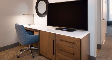 DoubleTree by Hilton Madison East Room Type - 1 KG STDO STE MOB ACC TUB