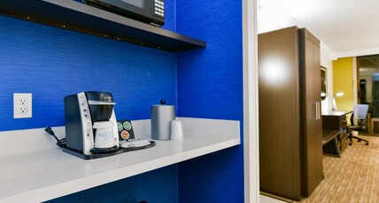 Holiday Inn Express Mill Valley - Sausalito Area Room Type - 1 King Standard Mountain View