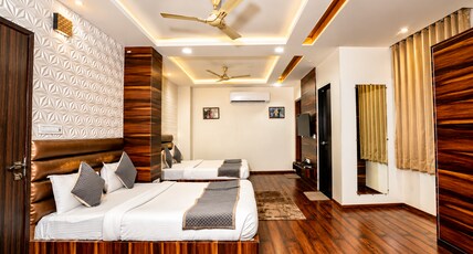 Hotel Sawamani - 100 Meters from Khatushyam ji Room Type - Suite Room