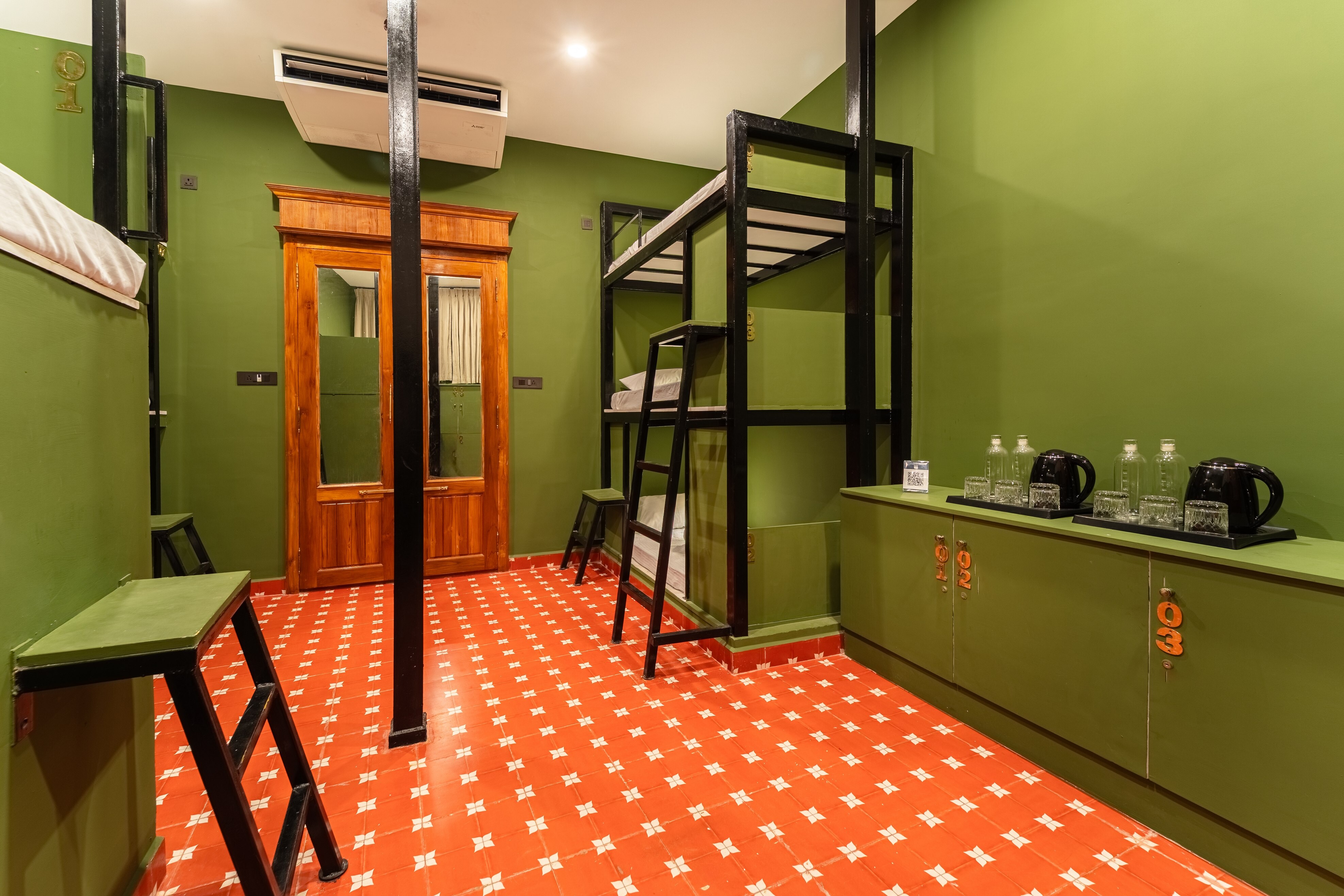 Versailles Backpacker Hostel - Tap to explore photos