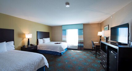Hampton Inn by Hilton Saskatoon South Room Type - 2 QNS ACCESSIBLE W TUB NS