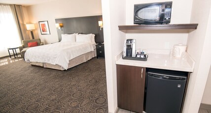 Holiday Inn & Suites RED DEER SOUTH Room Type - 1 King Premium