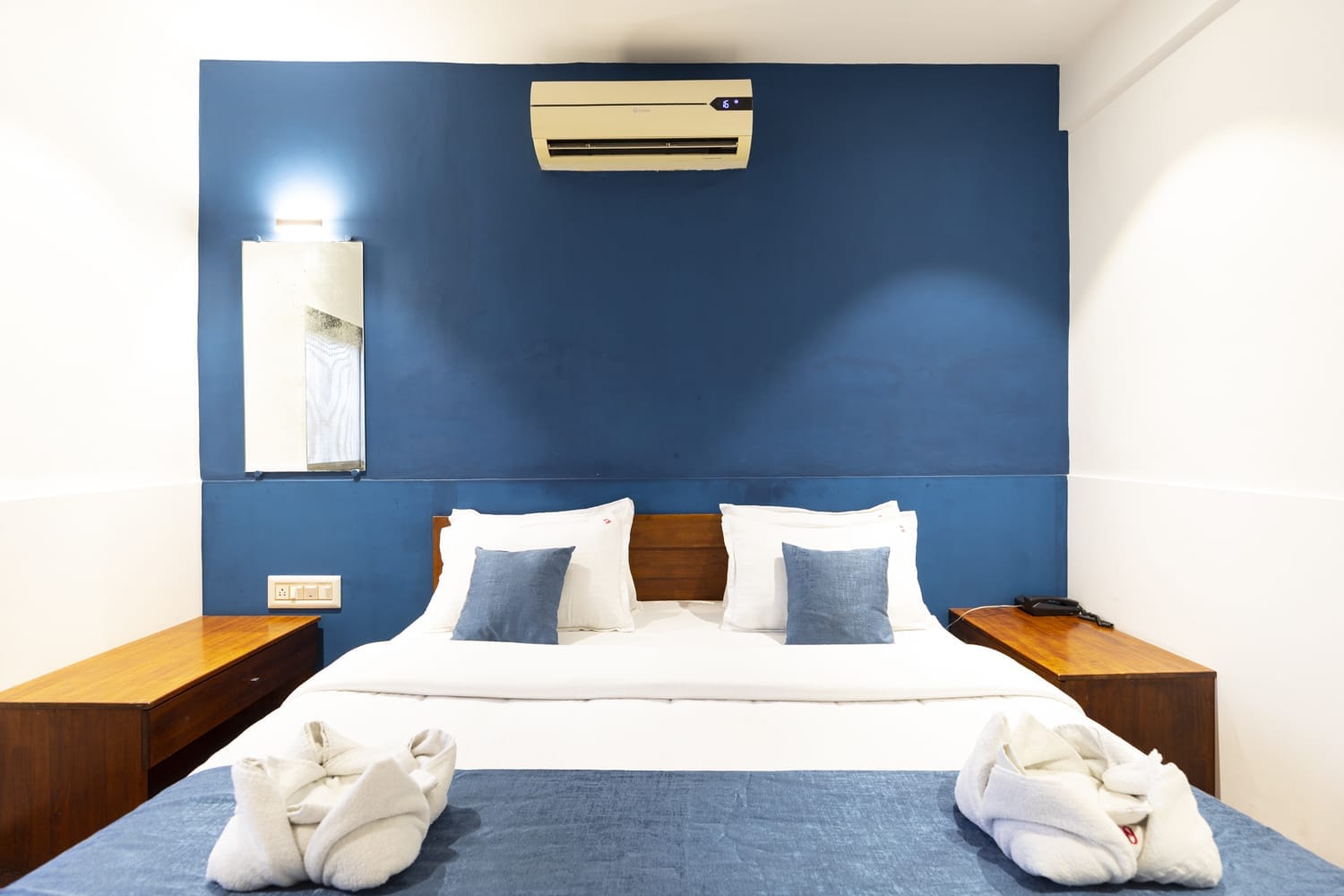 Hotel Q Deck - Tap to explore photos