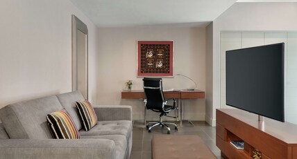 El Pardo DoubleTree by Hilton Room Type - 1KING JR STE W-KITCHENETTE
