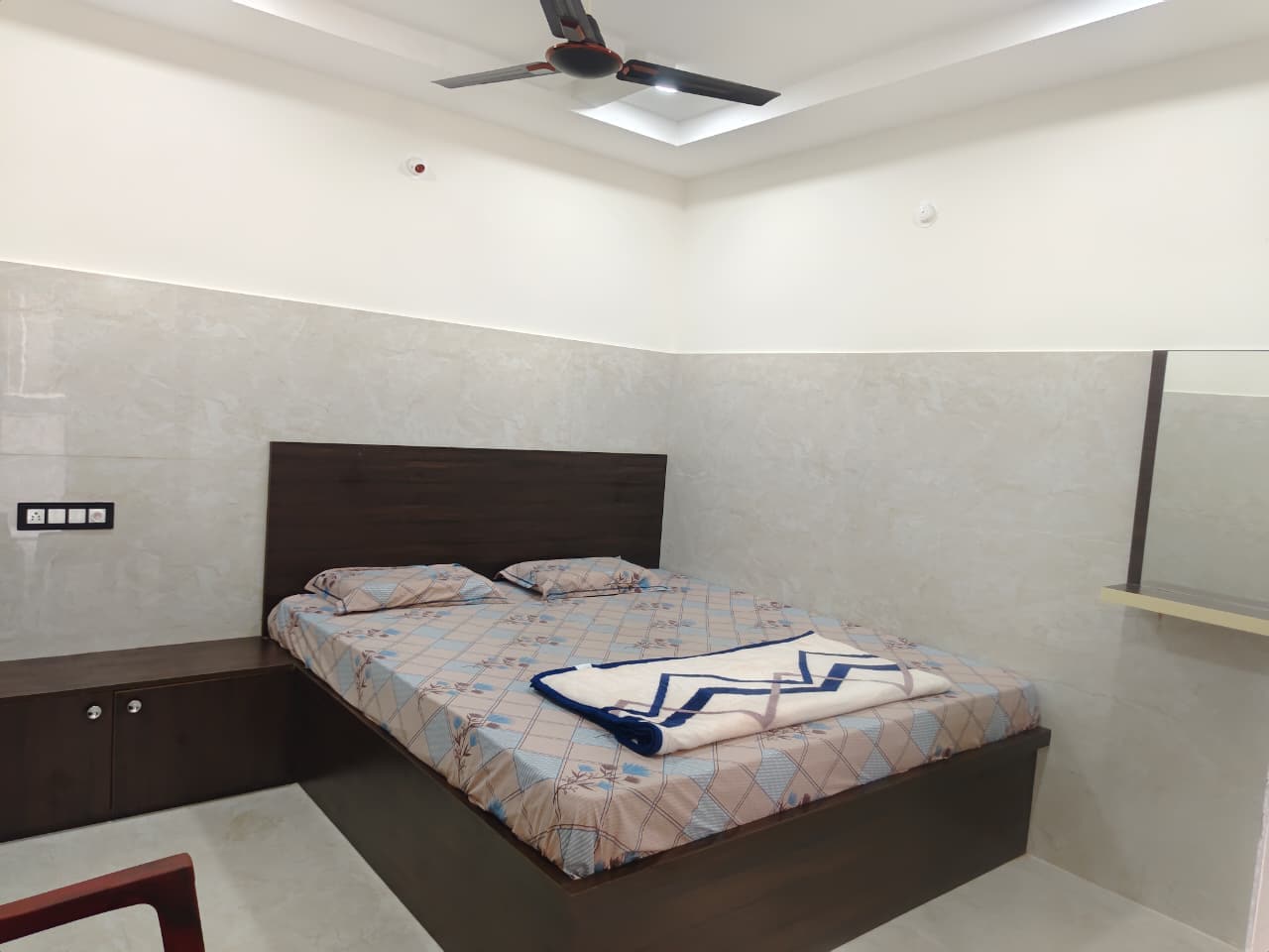 Swastik stay(Lodge) - Tap to explore photos