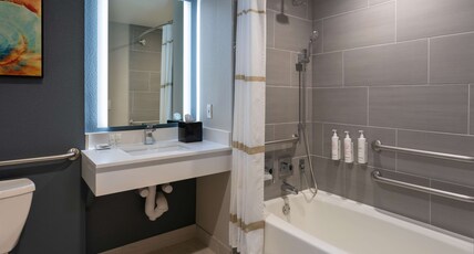 Hilton Beachfront Resort & Spa Hilton Head Island Room Type - 2 QNS MOB HEAR ACC TUB