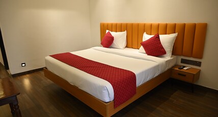 HOTEL GOLDEN LEAF Room Type - Deluxe Garden View Double Bed Room