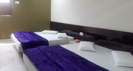 Hotel Moon Sky Room Type - Deluxe Six Bed Non Ac Room