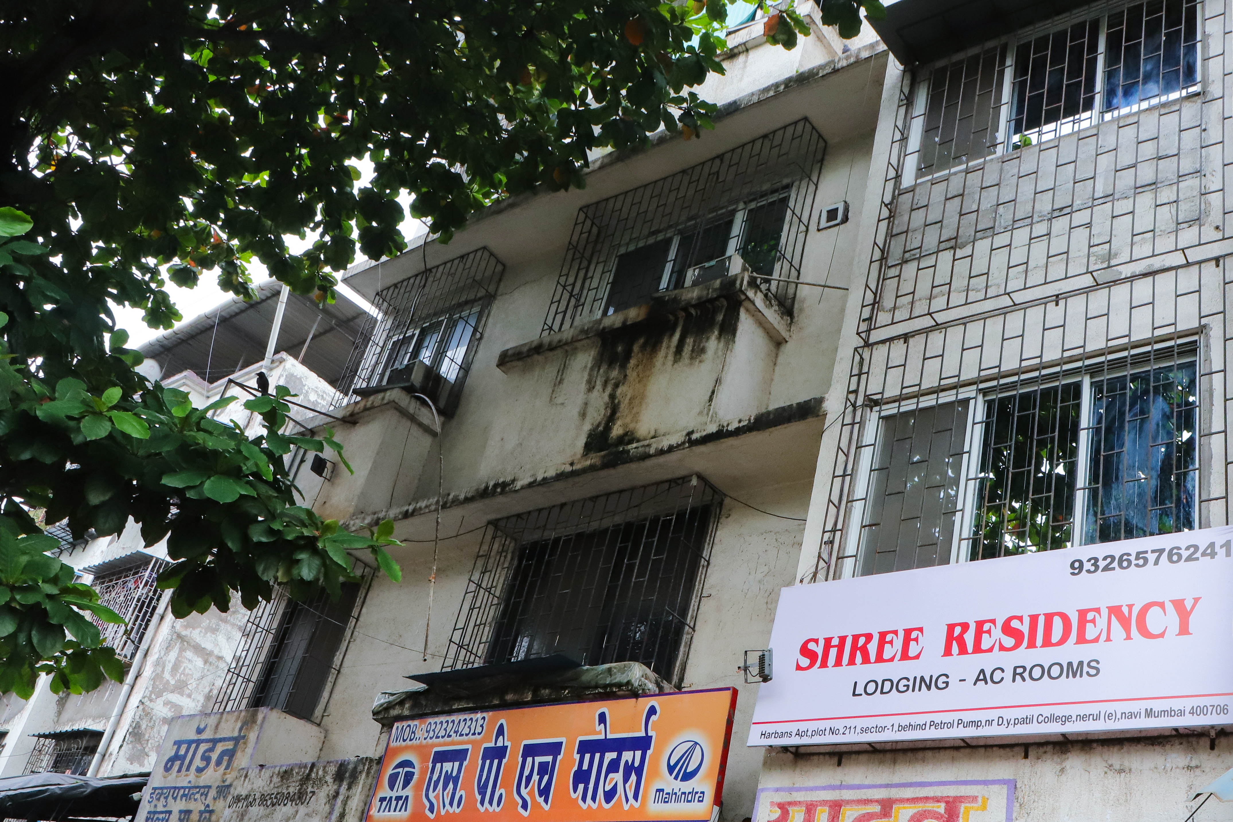 Shree Residency Guest House - Tap to explore photos