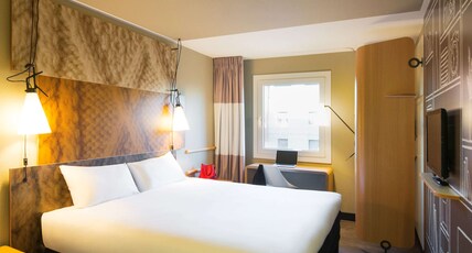 IBIS AMSTERDAM CENTRE STOPERA Room Type - Premium Room with canal view and double bed with the new Sweet bed by ibis IBIS AMSTERDAM CENTRE STOPERA Room Type - Premium Room with canal view and double bed with the new Sweet bed by ibis