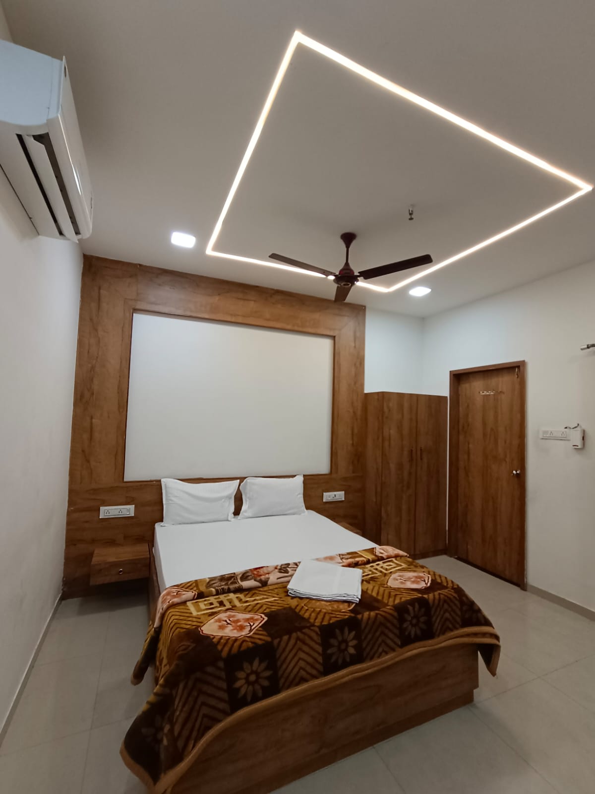 Hotel Aaryodaya - Tap to explore photos
