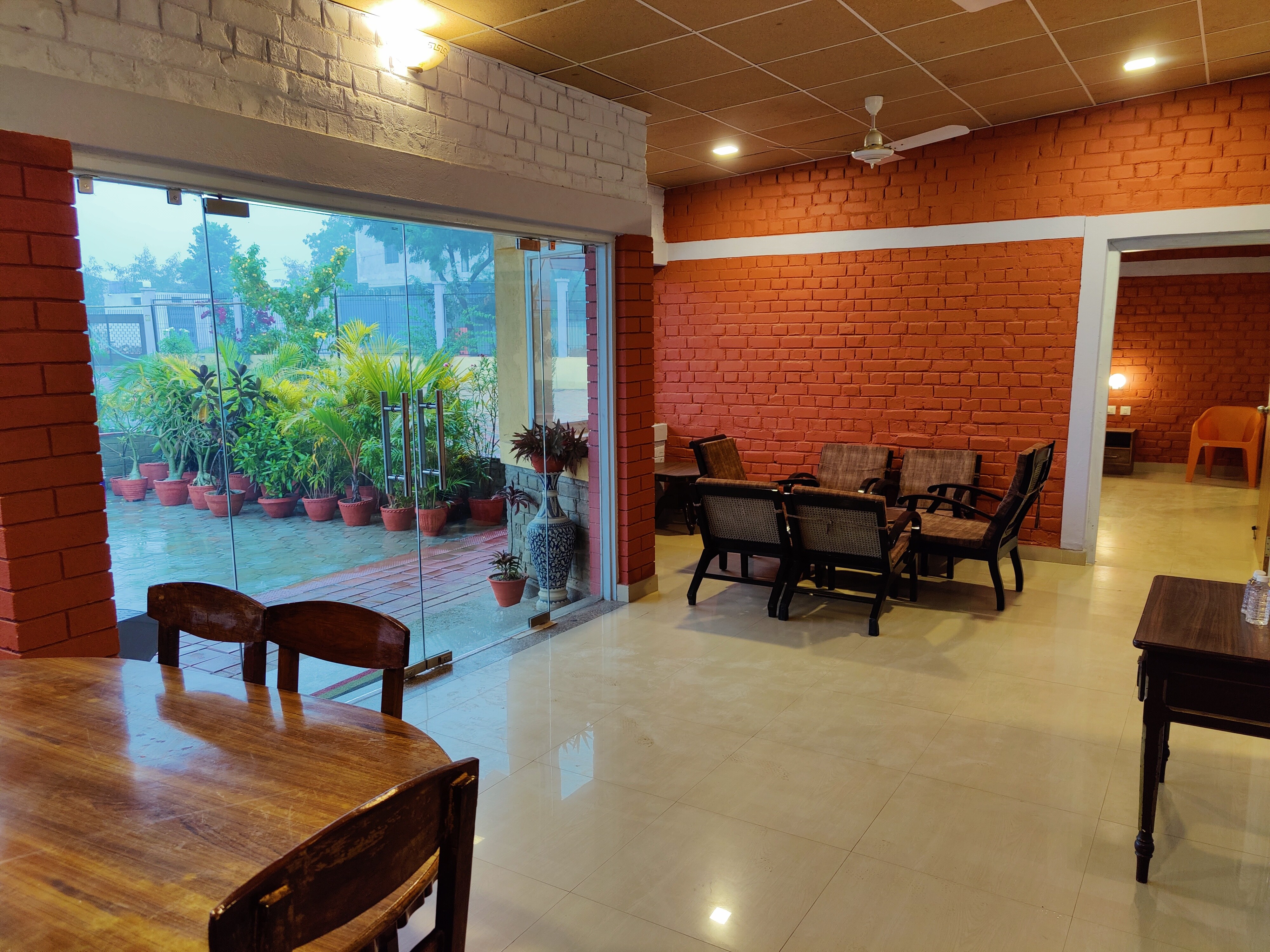 BRICK FIELD | Lounge with Garden & Parking - Tap to explore photos
