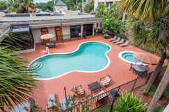 Days Inn & Suites by Wyndham Orlando Airport