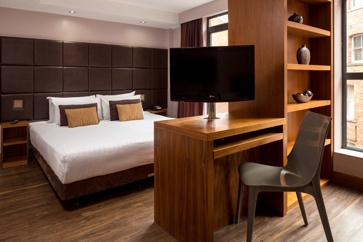 Roomzzz Aparthotel Leeds City Swinegate - Tap to explore photos