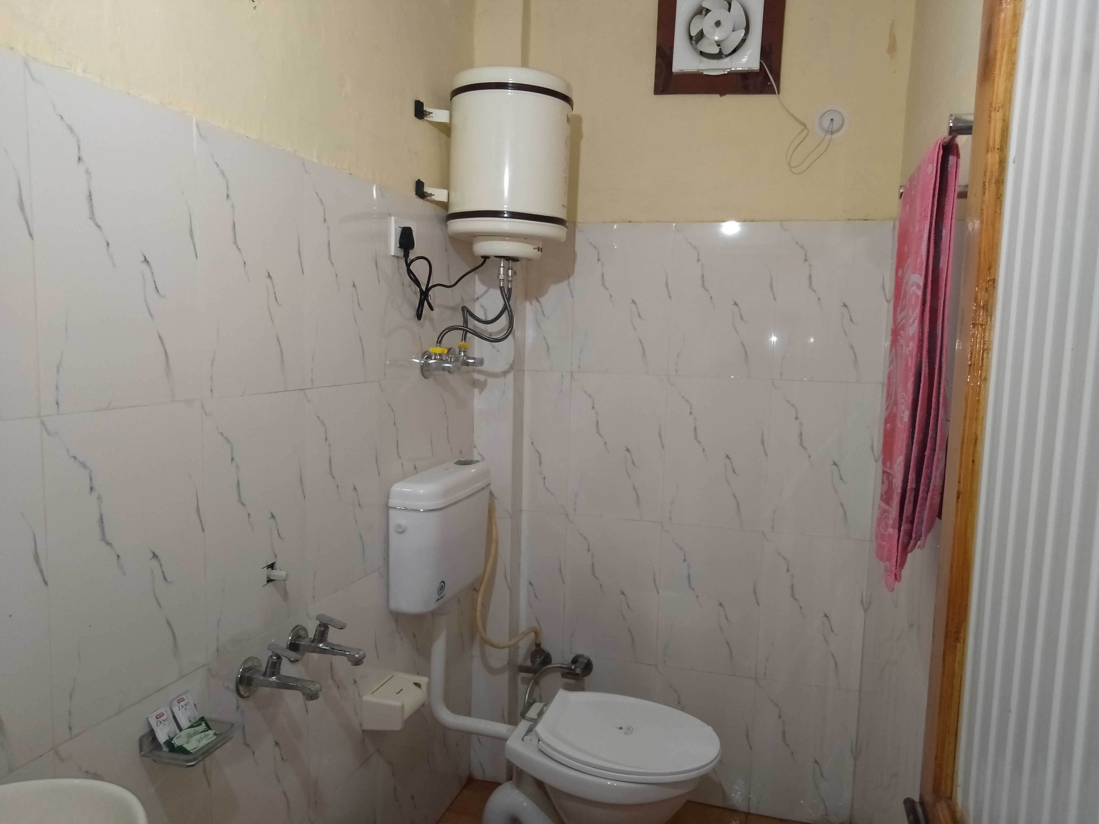 Snow Drop Homestay | Rooms & Caretaker - Tap to explore photos