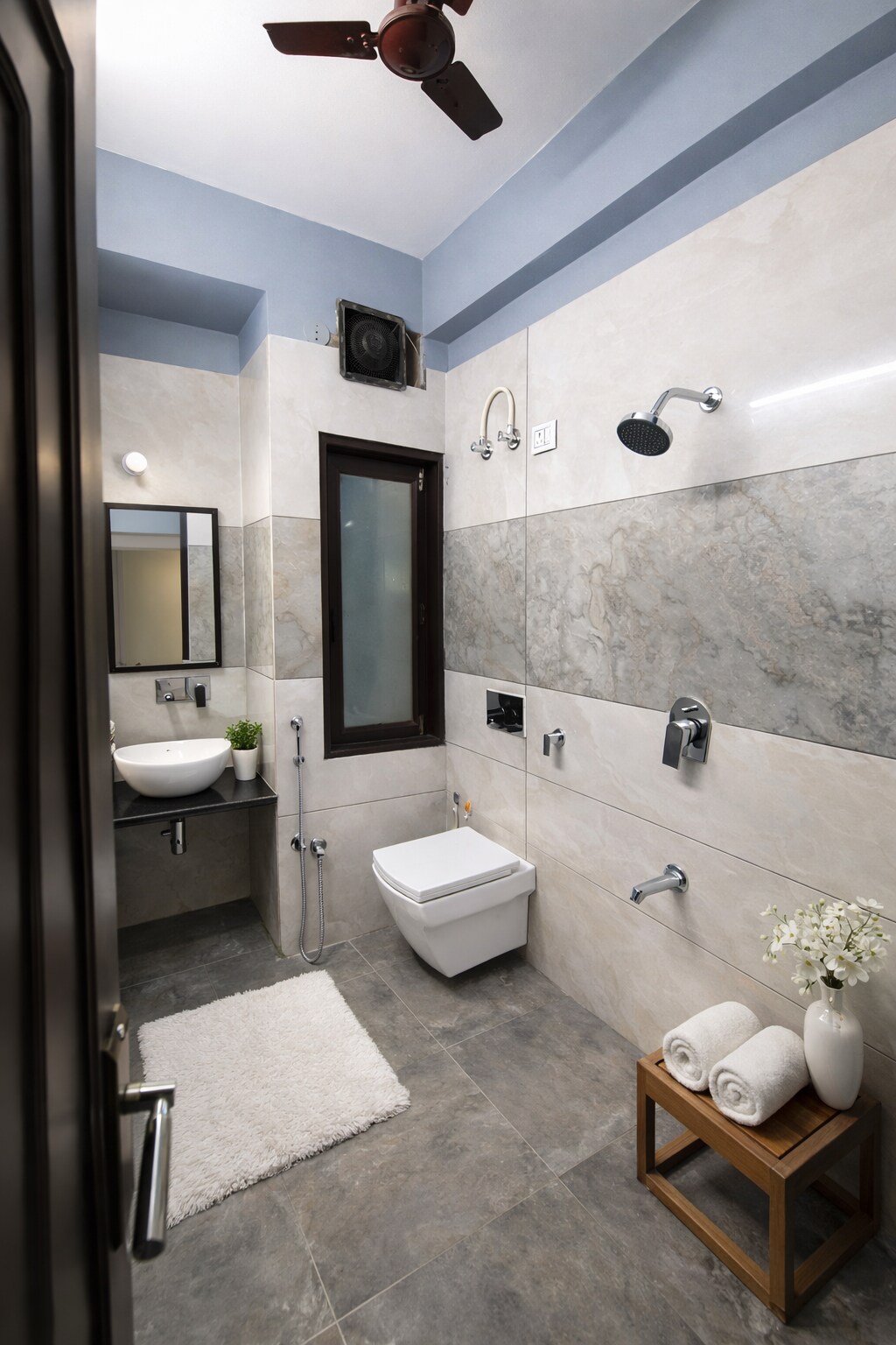 Cozy & Comfort 2 BHK Apartment Best Located JPR - Tap to explore photos