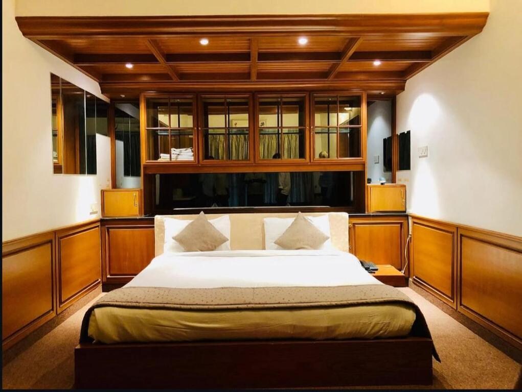 Dwaraka Inn - Premium Pool Villa - Tap to explore photos
