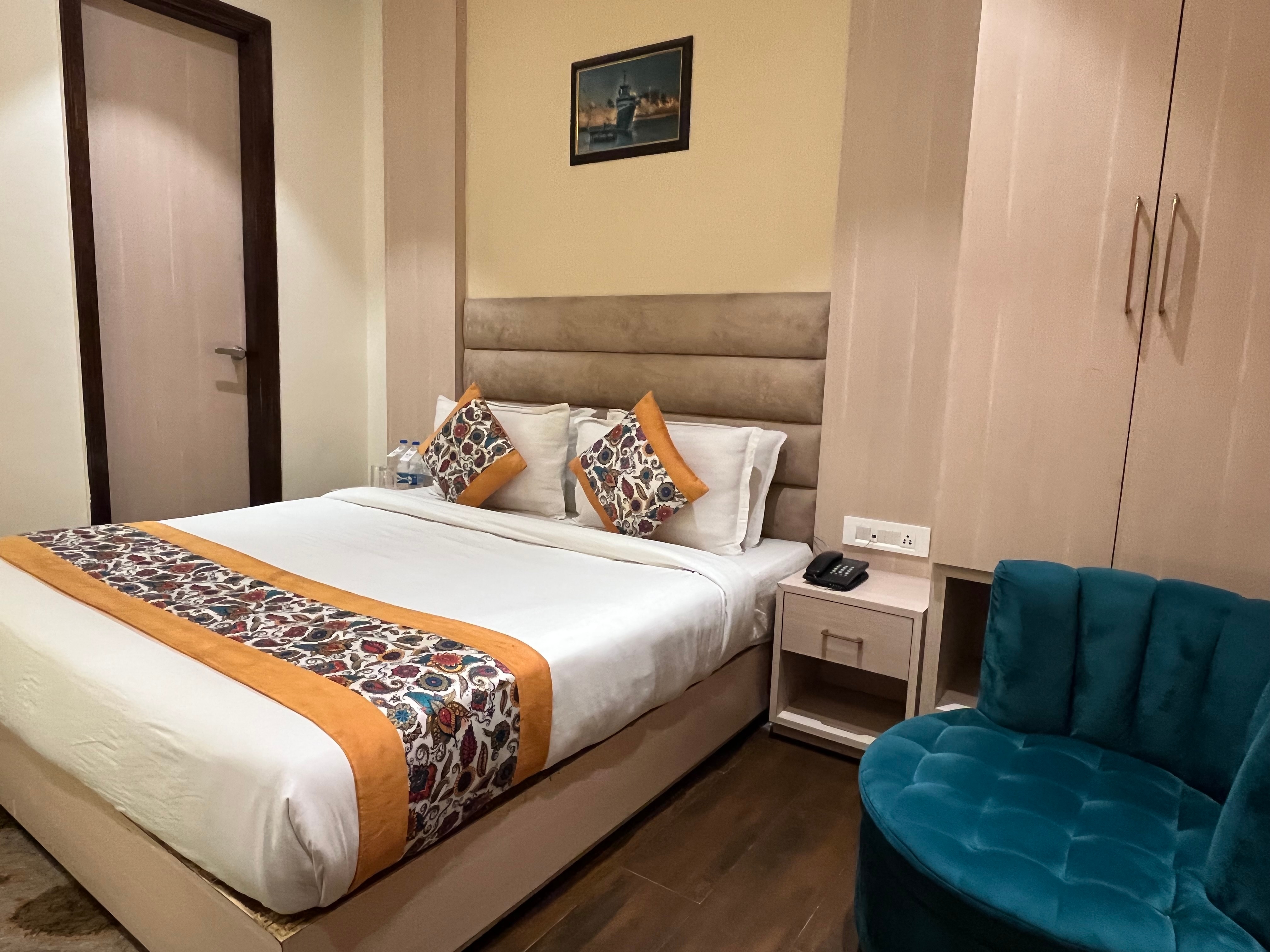 Hotel RRV Near Golden Temple with Parking - Tap to explore photos
