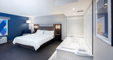 Holiday Inn Express Hotel & Suites Waterloo - St Jacobs, an IHG Hotel Room Type - 1 King Suite with Jetted Tub