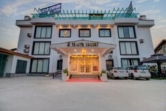 Hotel Sejour Luxury (1 min drive to Airport)