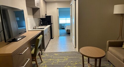 Holiday Inn & Suites Houston NW - Willowbrook Room Type - 1 King Suite Additional Living Area