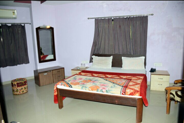 DEEP HOTEL - Tap to explore photos