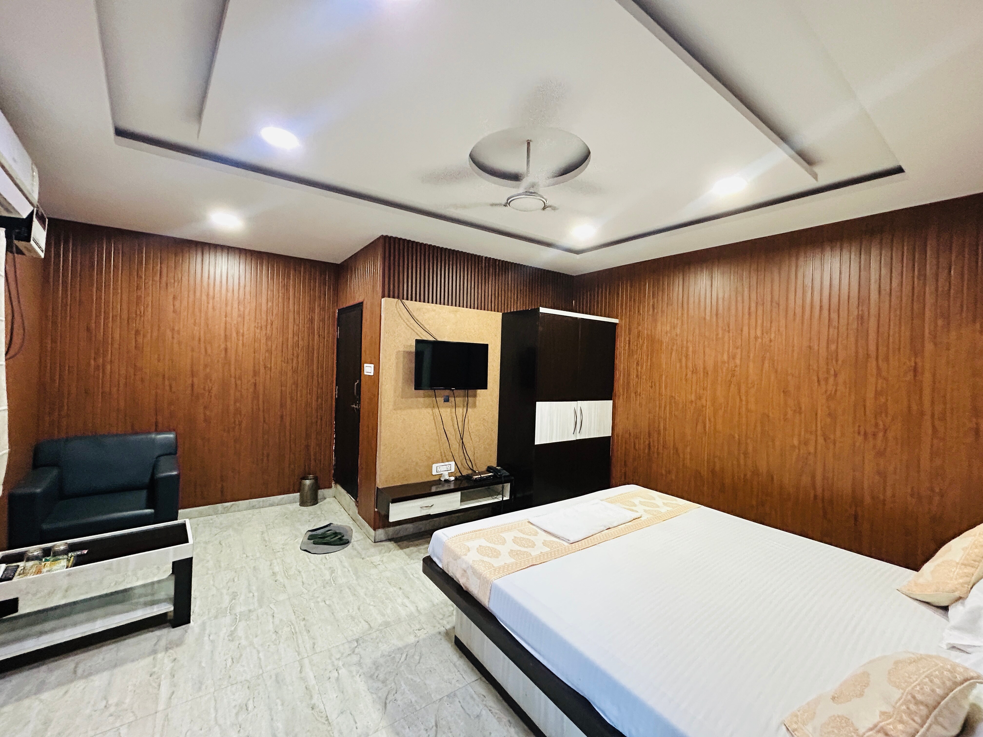 HOTEL JHARI PALACE - Tap to explore photos