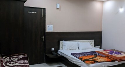 Shreenath Palace Room Type - Deluxe Double bed Room