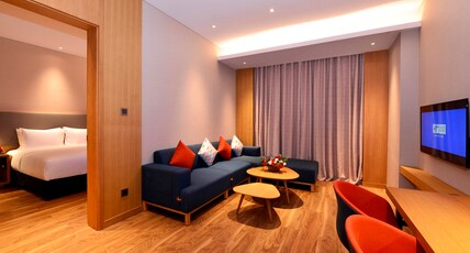 Holiday Inn Express Luanchuan Room Type - 1 King Bed Suite Additional Living Area