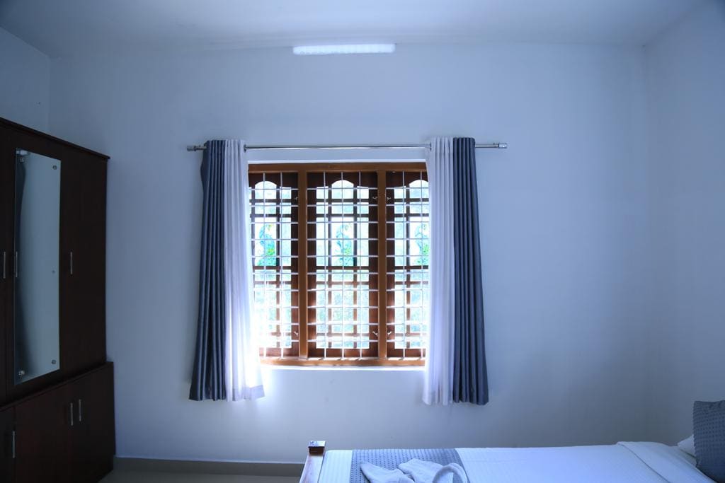 White Clouds Cottage - Tap to explore photos