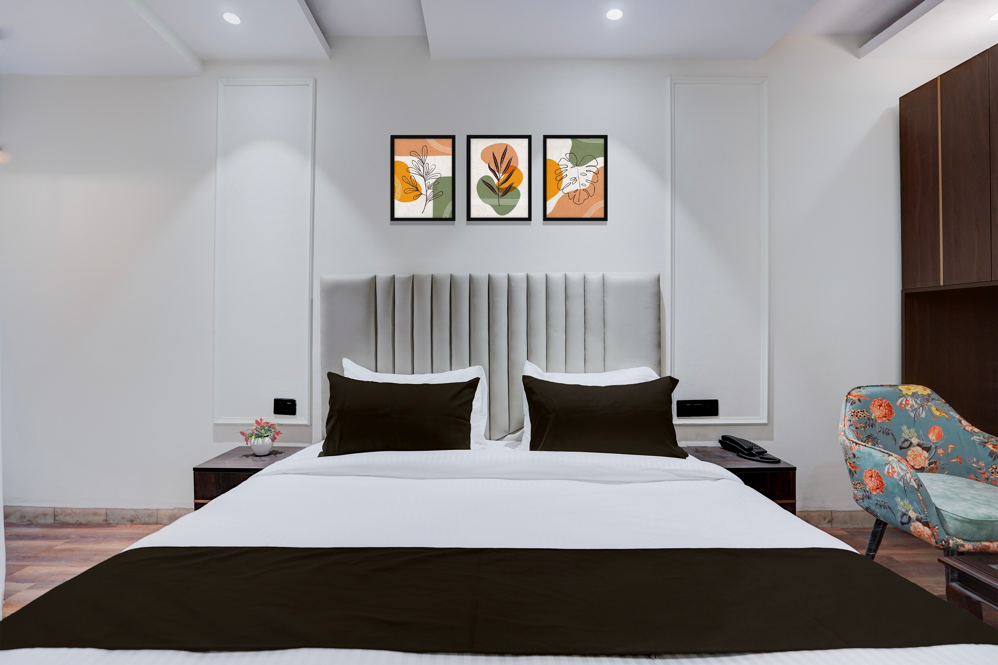 Super Townhouse Karol Bagh Formerly Hotel Unistar - Tap to explore photos