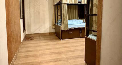 Full Stop Hostel Room Type - 8 Bed Mix Dorm (Woodpecker)