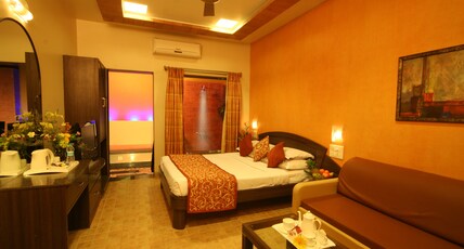 Hotel Saket Plaza (Pure Veg), Mahabaleshwar Room Type - Cottage AC - with Jacuzzi