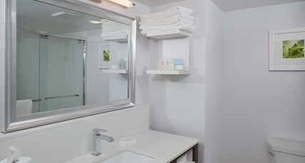 Hampton Inn & Suites Scottsdale on Shea Blvd Room Type - 1KG POOLVW SFBD MIC FRG NS