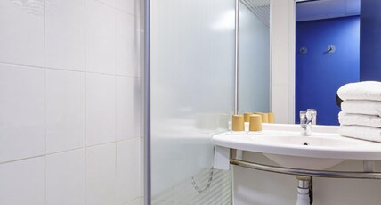 ibis budget Bayonne Room Type - TRIPLE - Room with a large bed and a bunk bed